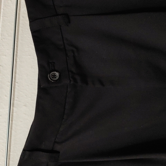 Izod Men's Size 34W Pleated Front Shorts - Picture 2 of 6